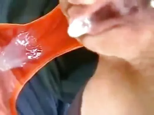 पातलो स्तनको साथमा प ...