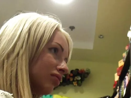 मनमोहक गोरो MILF आफ् ...