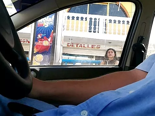 पोखरीको छेउमा एक स्व ...